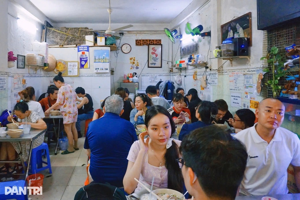 Khách Hàn xếp hàng ăn bún bò ở TPHCM, thích thú “món lạ” ai cũng gọi thêm - 5