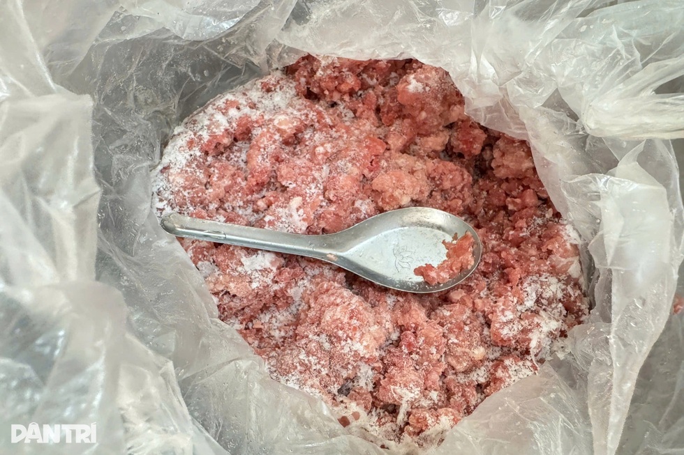 Thái Nguyên: Bị tố thịt có mùi, hiệu trưởng nấu thịt ăn chứng minh an toàn - 3