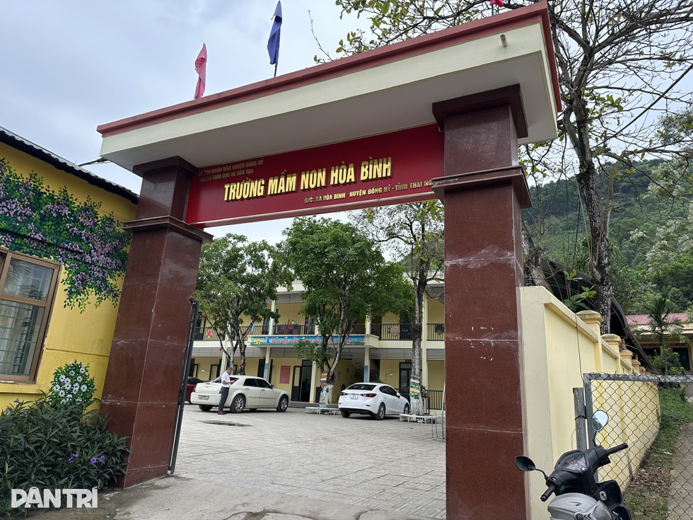 Thái Nguyên: Bị tố thịt có mùi, hiệu trưởng nấu thịt ăn chứng minh an toàn - 5