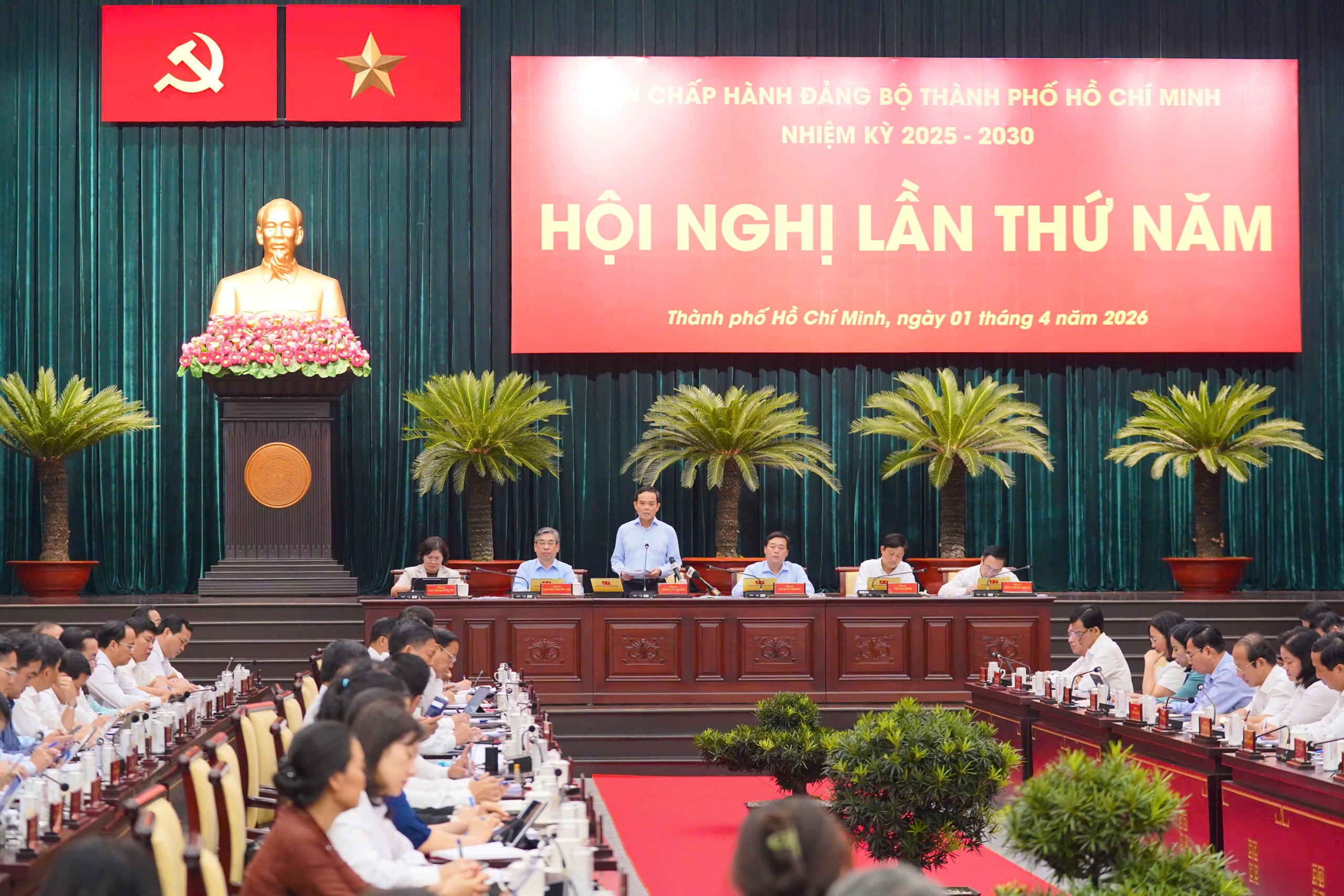 Bí thư thành ủy TPHCM Trần Lưu Quang công bố miễn phí xe buýt và hạ tầng cửa khẩu - Ảnh 2.