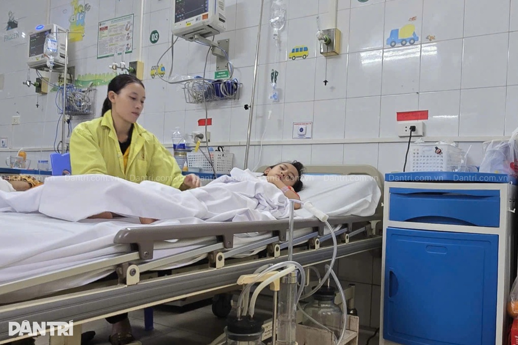 Ám ảnh ánh mắt trong veo của bé 10 tuổi dân tộc Dao bị nhiễm sán lá phổi - 2