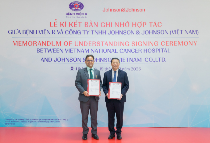 Lãnh đạo hai đơn vị kỳ vọng cuộc hợp tác chiến lược sẽ đóng góp tích cực vào công cuộc chăm sóc người bệnh ung thư ở Việt Nam. Ảnh: Johnson & Johnson