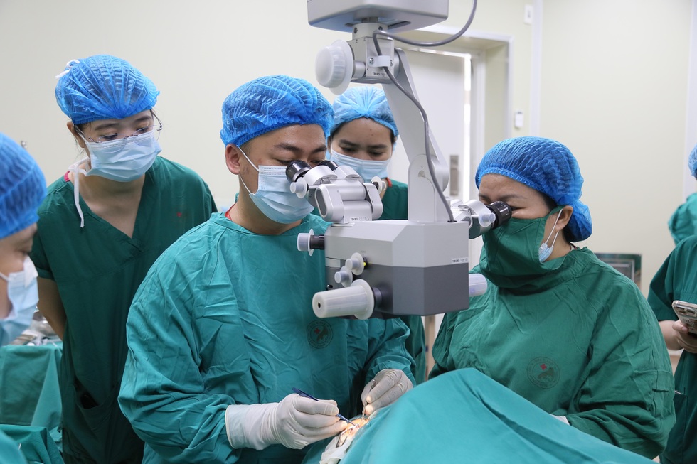 Thấy con sau 27 năm mờ nhòe, người mẹ bật khóc khi “được sinh ra lần nữa” - 2