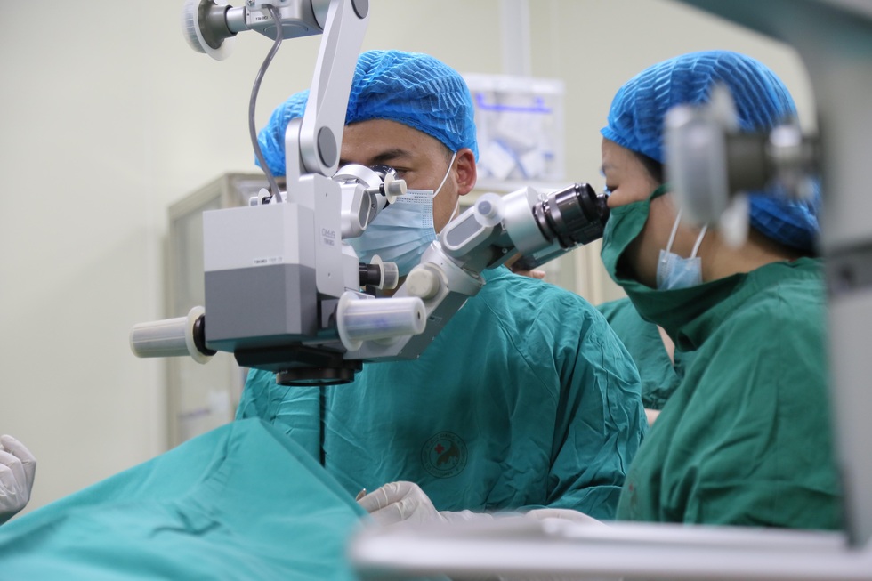 Thấy con sau 27 năm mờ nhòe, người mẹ bật khóc khi “được sinh ra lần nữa” - 4