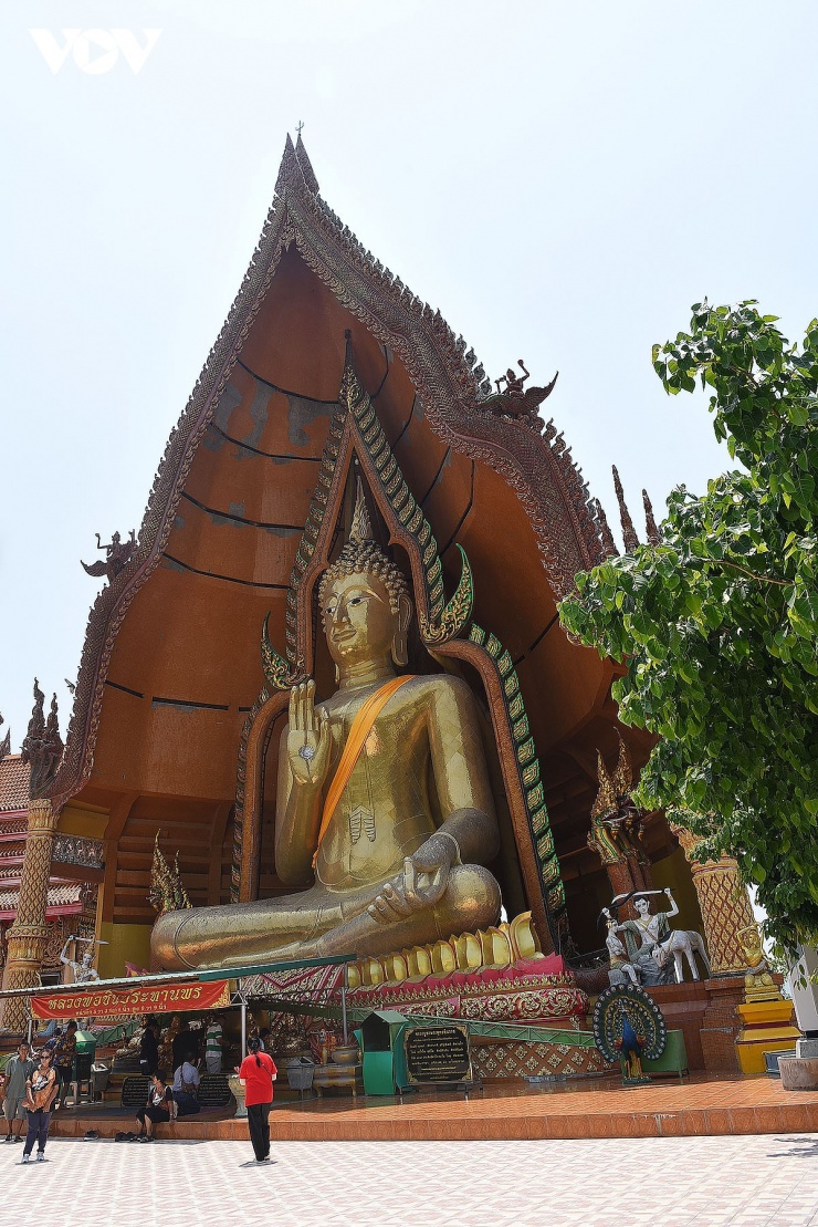 Đặc điểm nổi bật nhất tại chùa hang cọp Wat Tham Suea đó chính là bức tượng Phật ngồi dát vàng lớn nhất tỉnh Kanchanaburi được đặt trên đỉnh đồi, ở vị trí cao nhất của ngôi chùa.