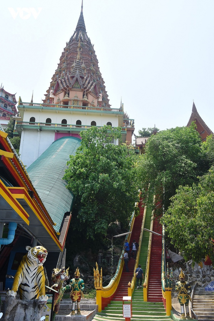 Trước kia, để ngắm nhìn được bức tượng Phật này, bạn sẽ phải leo lên 150 bậc thang lên đến đỉnh đồi.