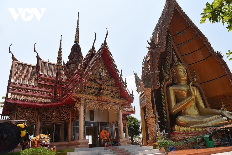 Giống như các ngôi chùa tiêu biểu khác tại xứ sở chùa Vàng, chùa hang cọp Wat Tham Suea là khu vực tôn nghiêm và là nơi linh thiêng.