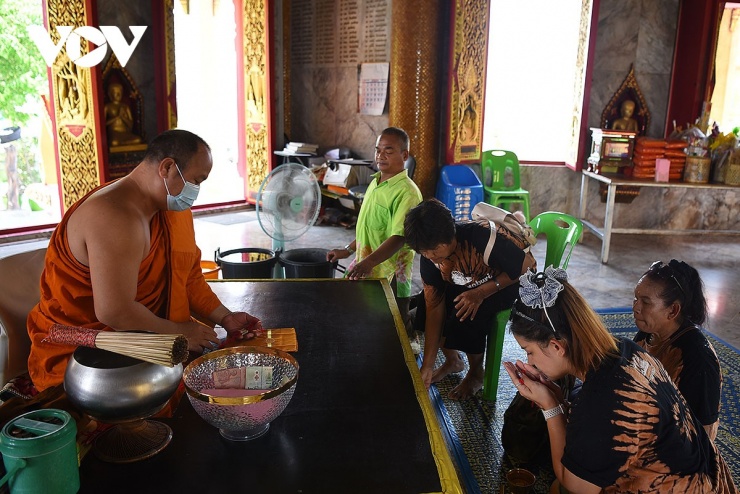 Chính vì thế, dù là khách tham quan hay đi lễ tại ngôi chùa này, tốt nhất bạn nên chuẩn bị cho mình những trang phục chỉnh tề và lịch sự để có thể bày tỏ lòng tôn kính đối với Đức Phật hiển linh.