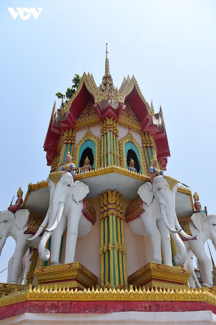 Sự kết hợp giữa các tòa tháp cao vút, các đền thờ nằm trong hang và những lối đi độc đáo làm nên nét riêng biệt không thể nhầm lẫn của Wat Tham Suea