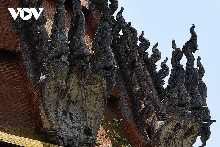 Phù điêu, họa tiết trên mái vòm tượng Phật dát vàng chùa Wat Tham Suea.