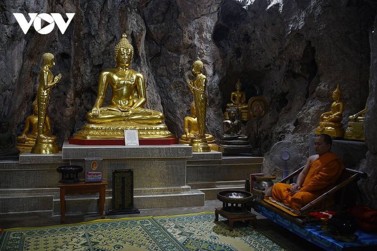 Các hang núi kín đáo tại chùa Wat Tham Suea hiện nay đều là nơi thờ Phật.