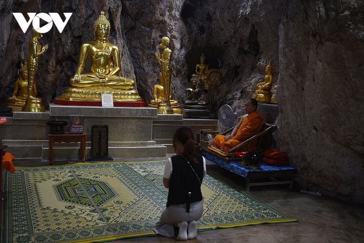 Hệ thống hang động trong núi kết hợp với lối đi kín đáo càng làm cho ngôi chùa trở nên kỳ bí.