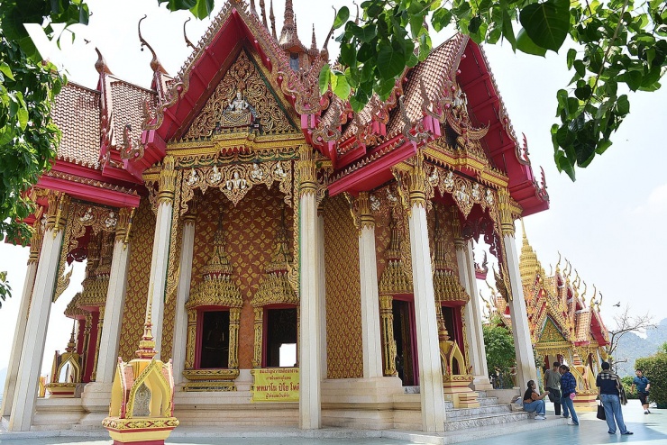 Chùa Wat Tham Suea mở cửa miễn phí đón khách tham quan hằng ngày.