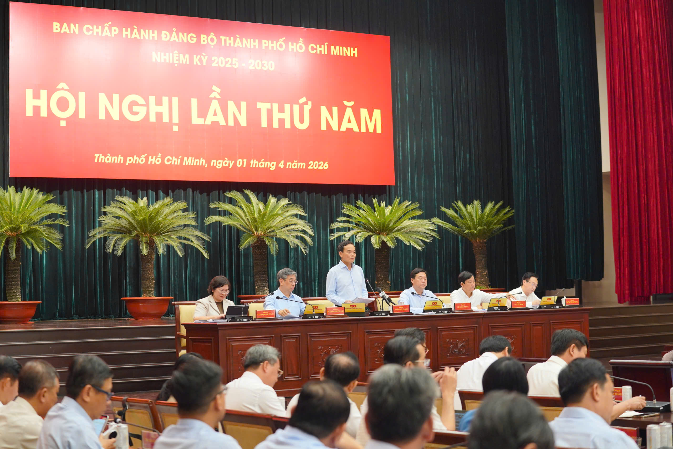 Bí thư Thành ủy TPHCM: Sẽ điều động cán bộ về cơ sở, bổ sung 83 phó chủ tịch cấp xã - Ảnh 2.