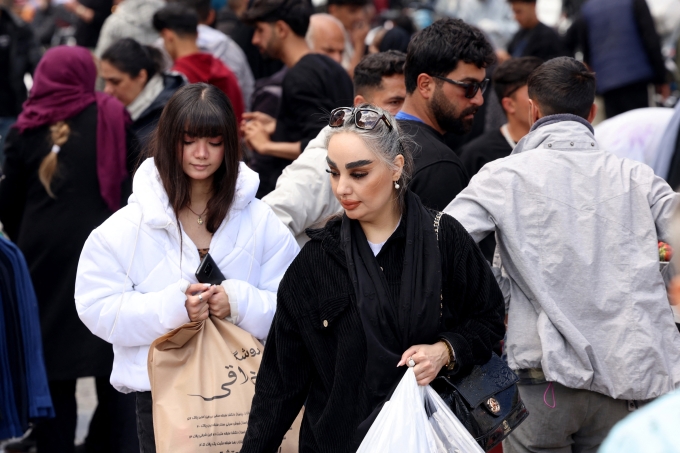 Người dân đi lại, mua sắm nhộn nhịp ở Chợ Lớn Tehran ngày 30/3. Ảnh: AFP