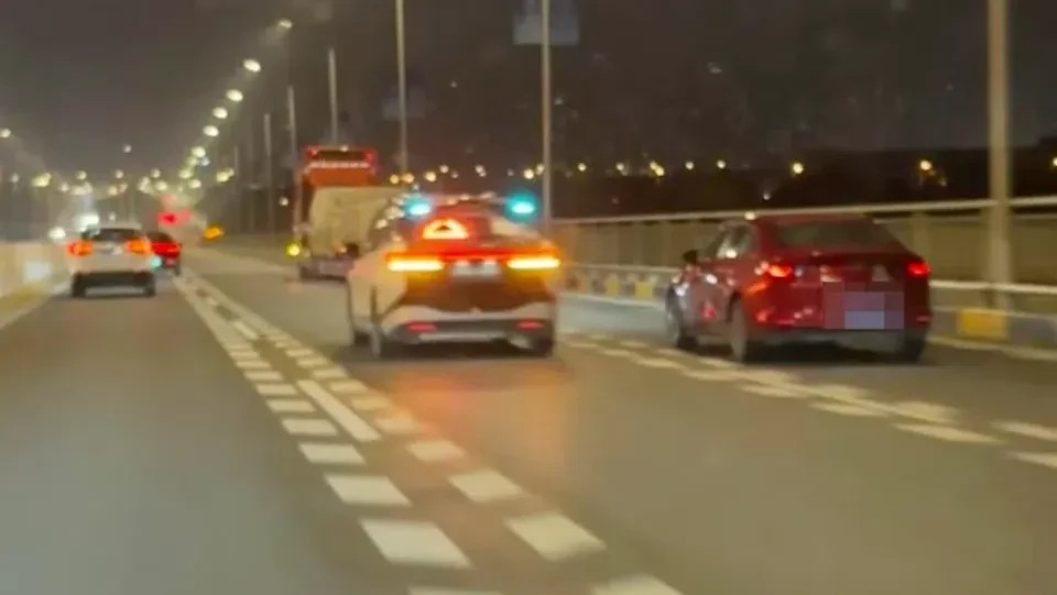 “Mắc kẹt giữa cao tốc”, Taxi không người lái tê liệt, hành khách hoảng loạn suốt 2 giờ- Ảnh 2.