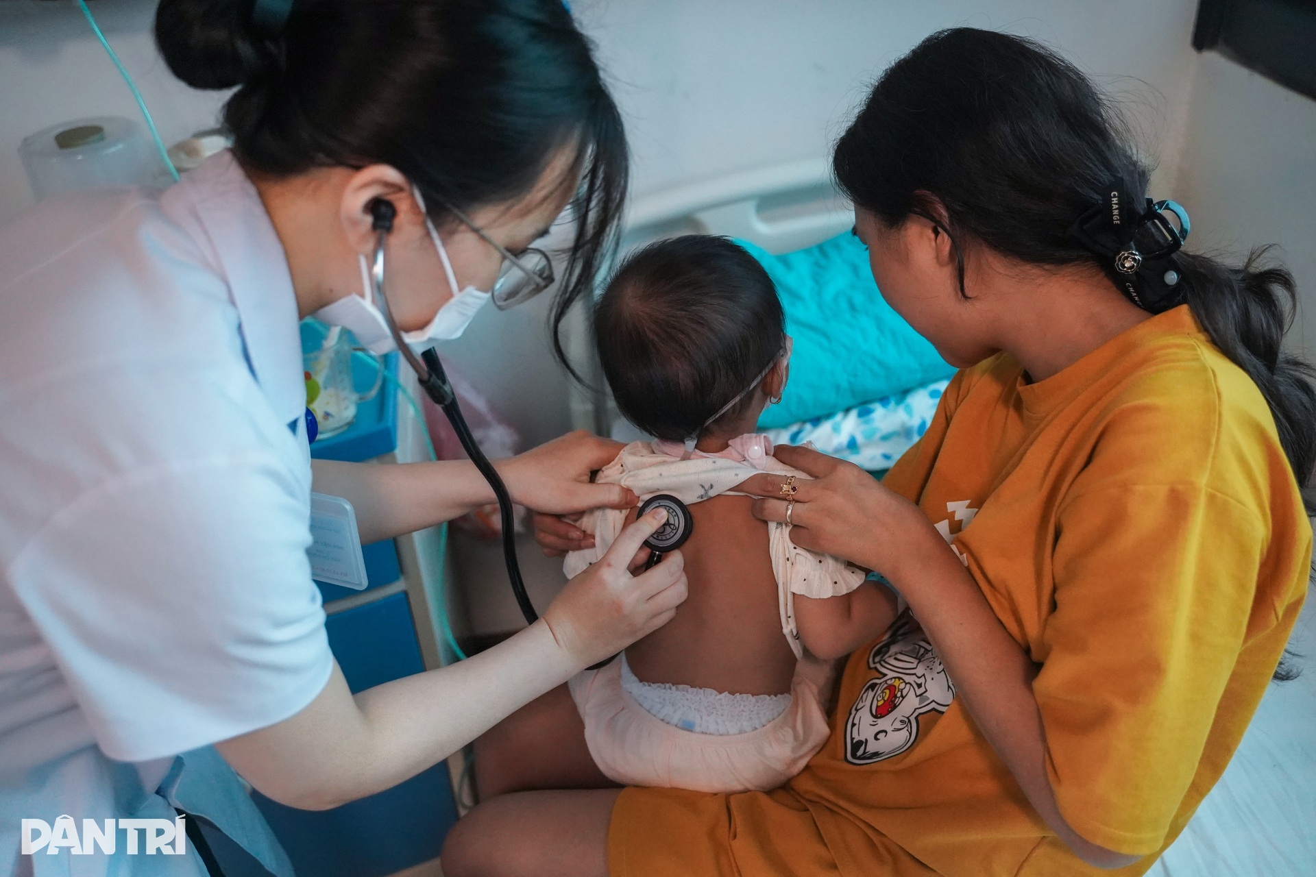 Hà Nội: Chỉ vài ngày ho sốt, nhiều trẻ đã viêm phổi nặng vì RSV - 2