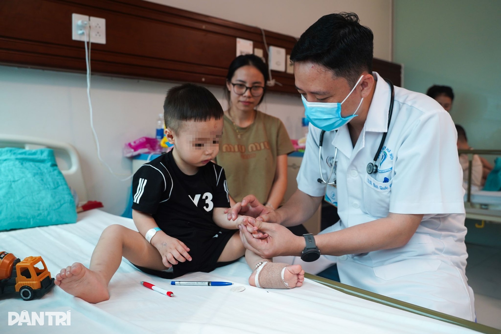 Hà Nội: Chỉ vài ngày ho sốt, nhiều trẻ đã viêm phổi nặng vì RSV - 4