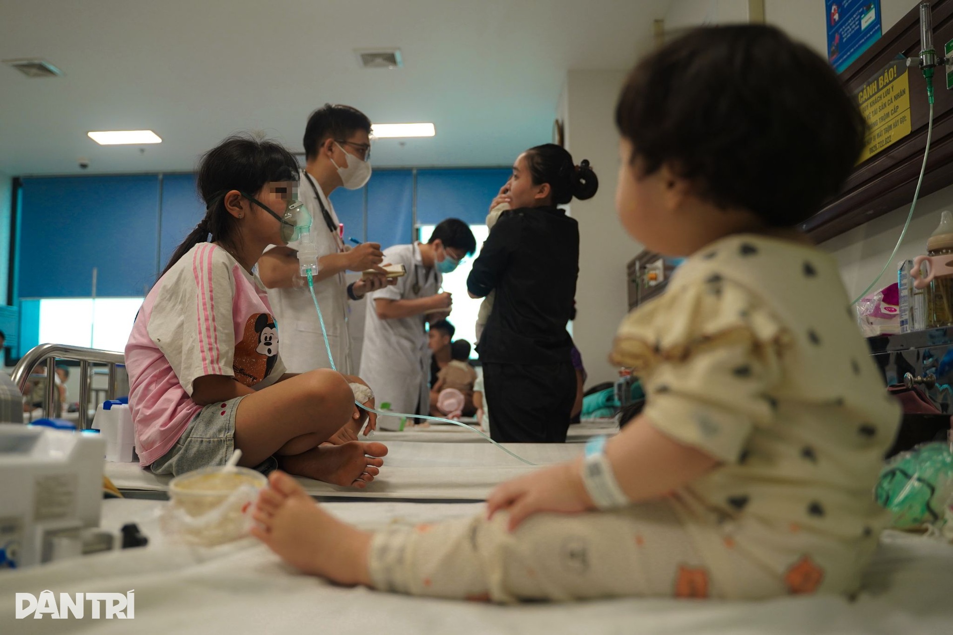 Hà Nội: Chỉ vài ngày ho sốt, nhiều trẻ đã viêm phổi nặng vì RSV - 7