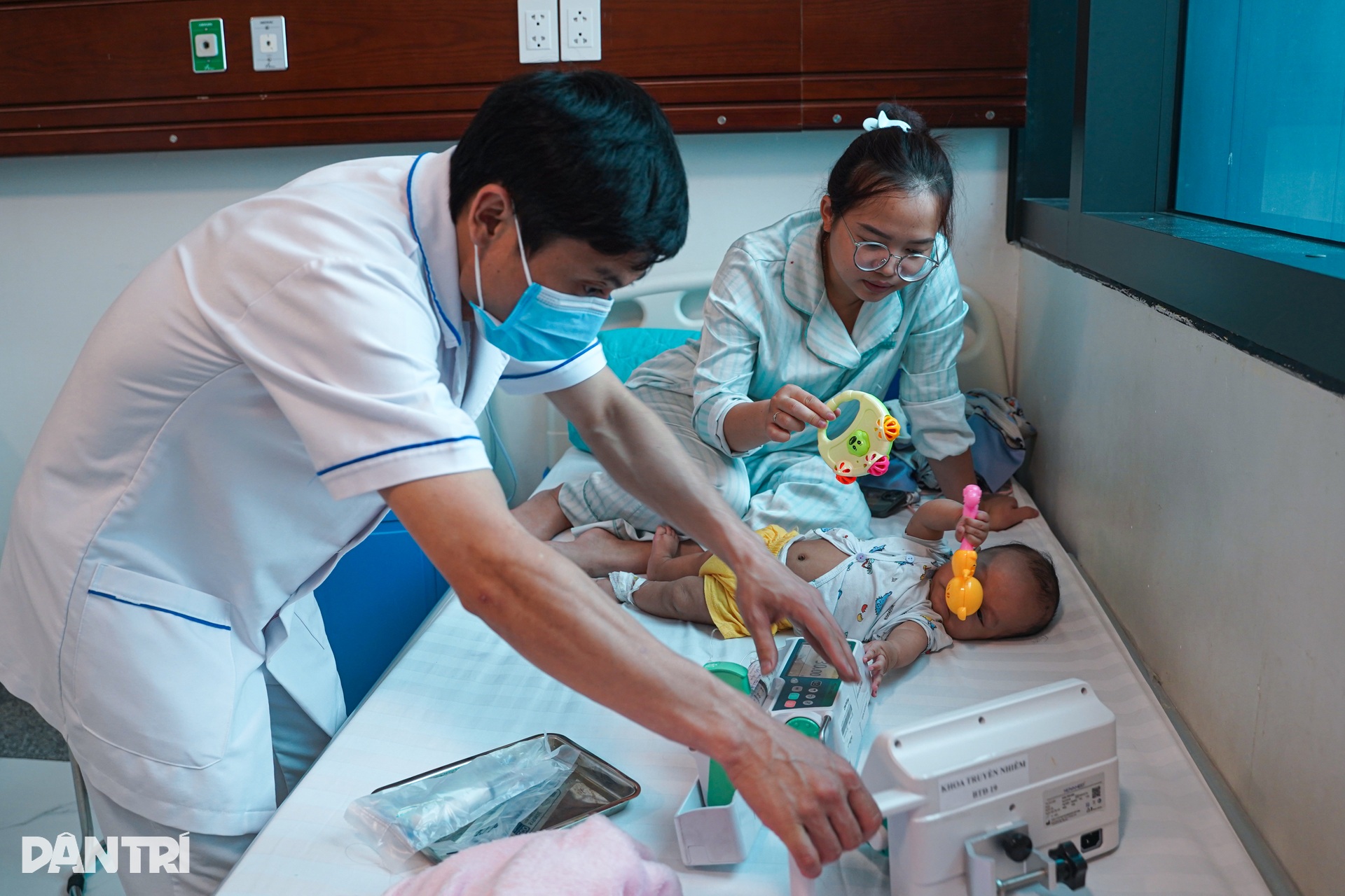 Hà Nội: Chỉ vài ngày ho sốt, nhiều trẻ đã viêm phổi nặng vì RSV - 8