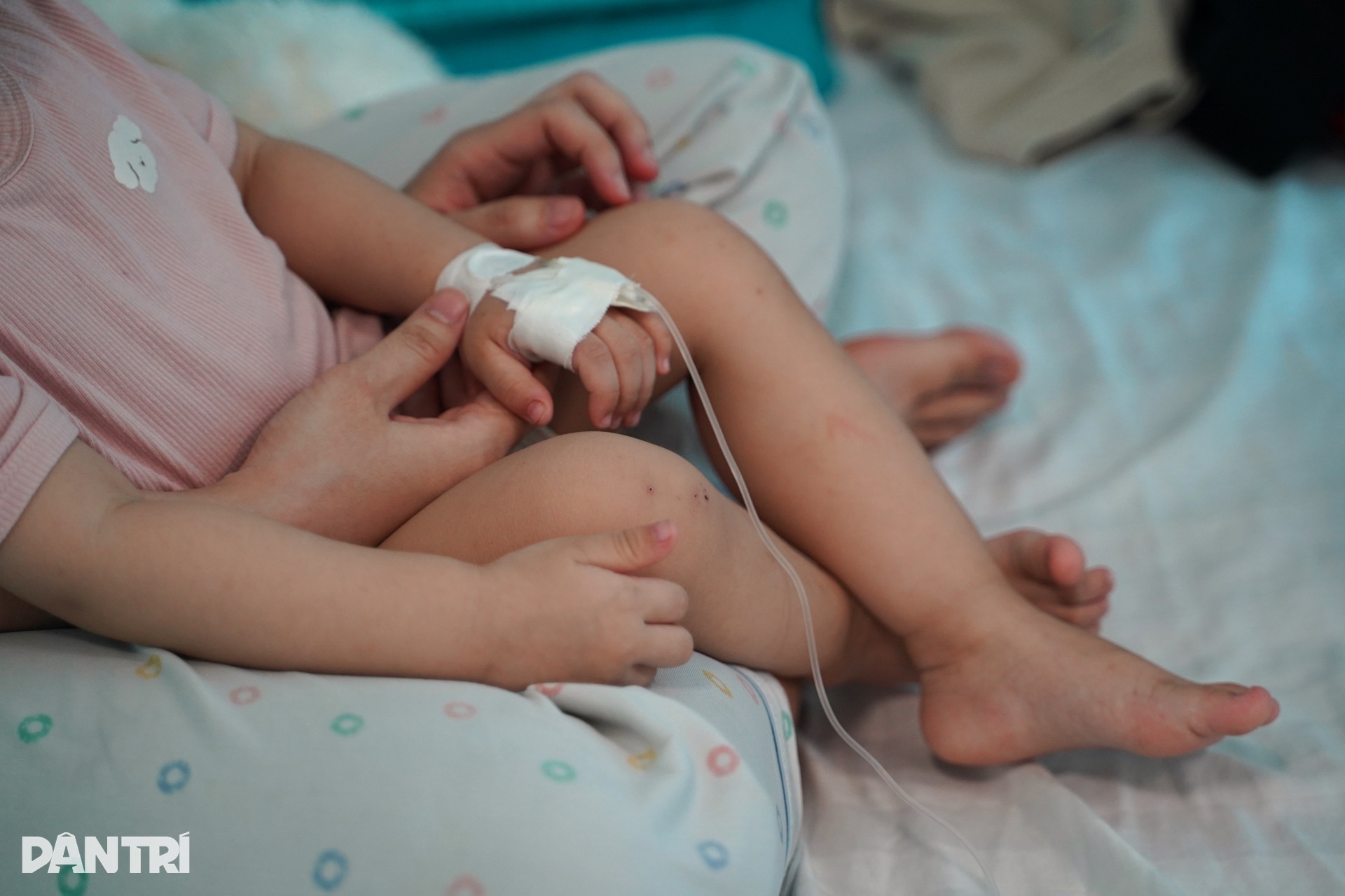 Hà Nội: Chỉ vài ngày ho sốt, nhiều trẻ đã viêm phổi nặng vì RSV - 10