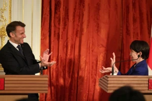 VIDEO: Ông Macron 'nhập vai 7 viên ngọc rồng' cùng bà Takaichi ở Tokyo