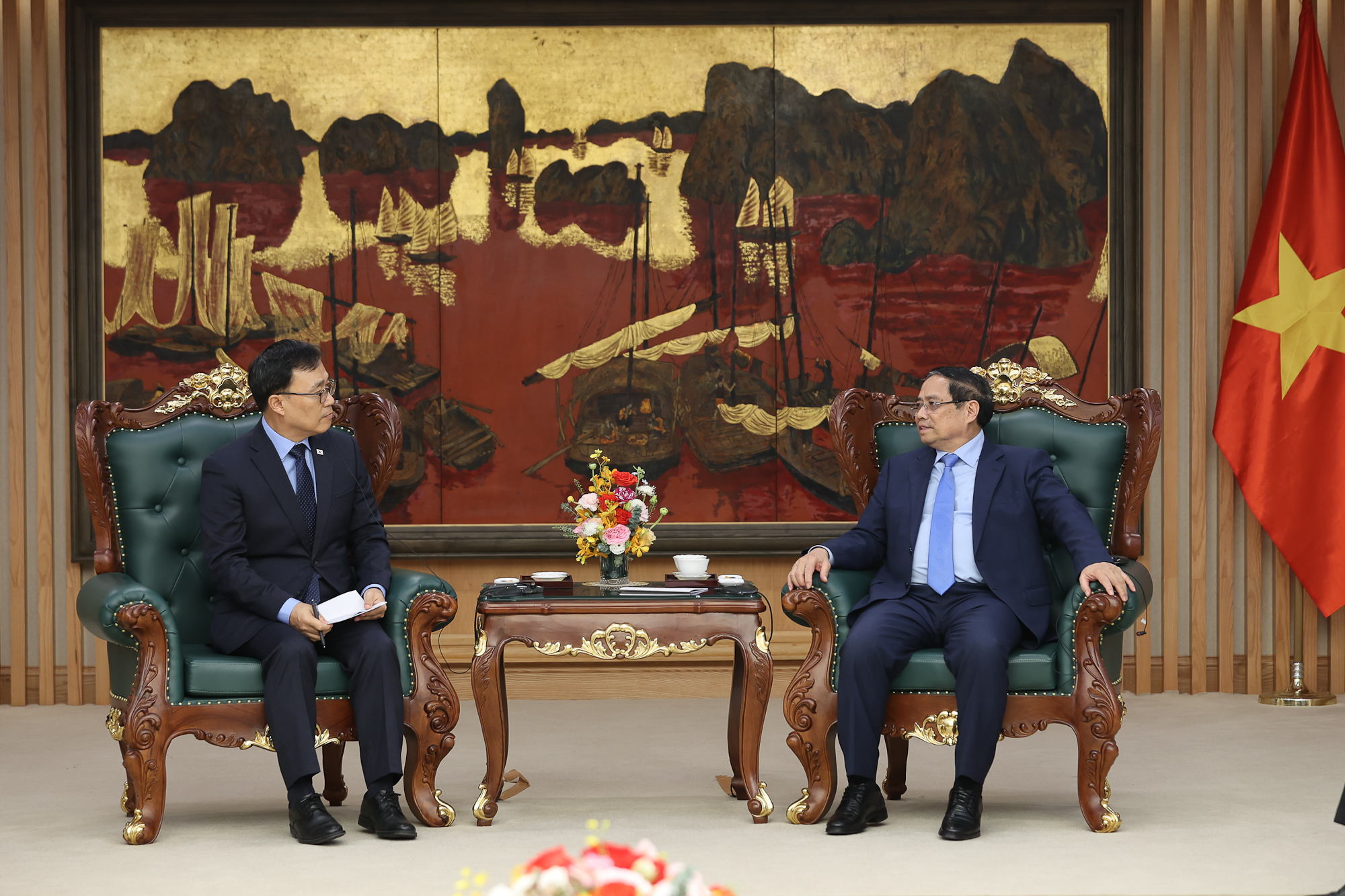 Thủ tướng làm việc với Đại sứ Nga và Hàn Quốc về an ninh năng lượng 2 năng lượng - Ảnh 2.