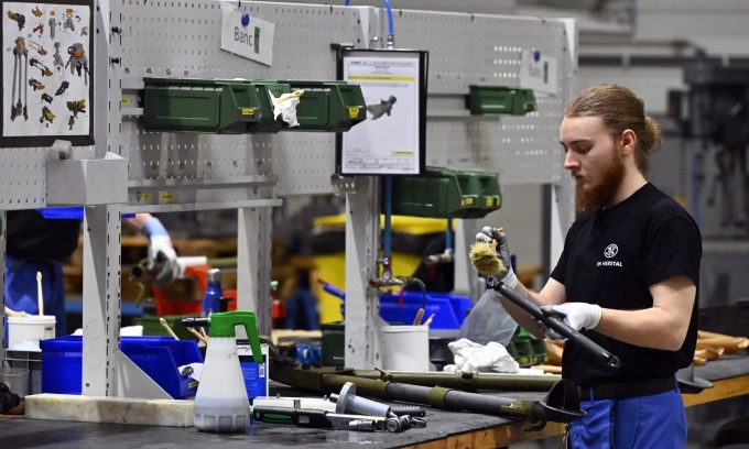 Công nhân làm việc trong một nhà máy vũ khí ở Herstal, Bỉ. Ảnh: AP