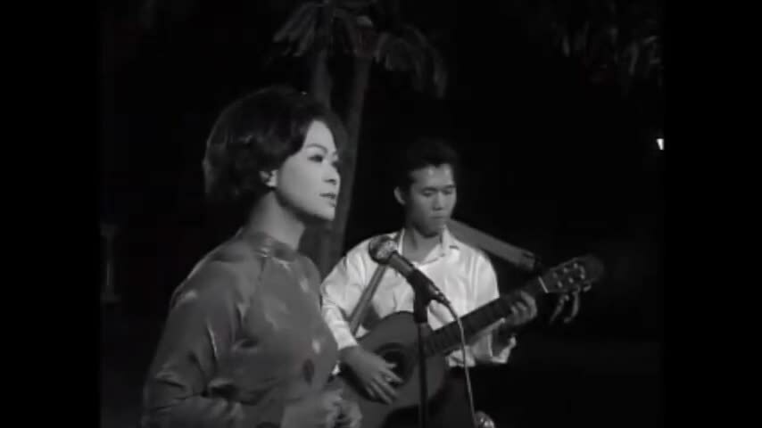 Khánh Ly hát ca khúc "Ru ta ngậm ngùi" thời trẻ