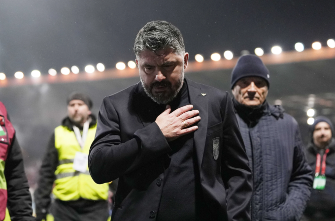 HLV Gennaro Gattuso cúi đầu rời sân sau trận. Ảnh: AP