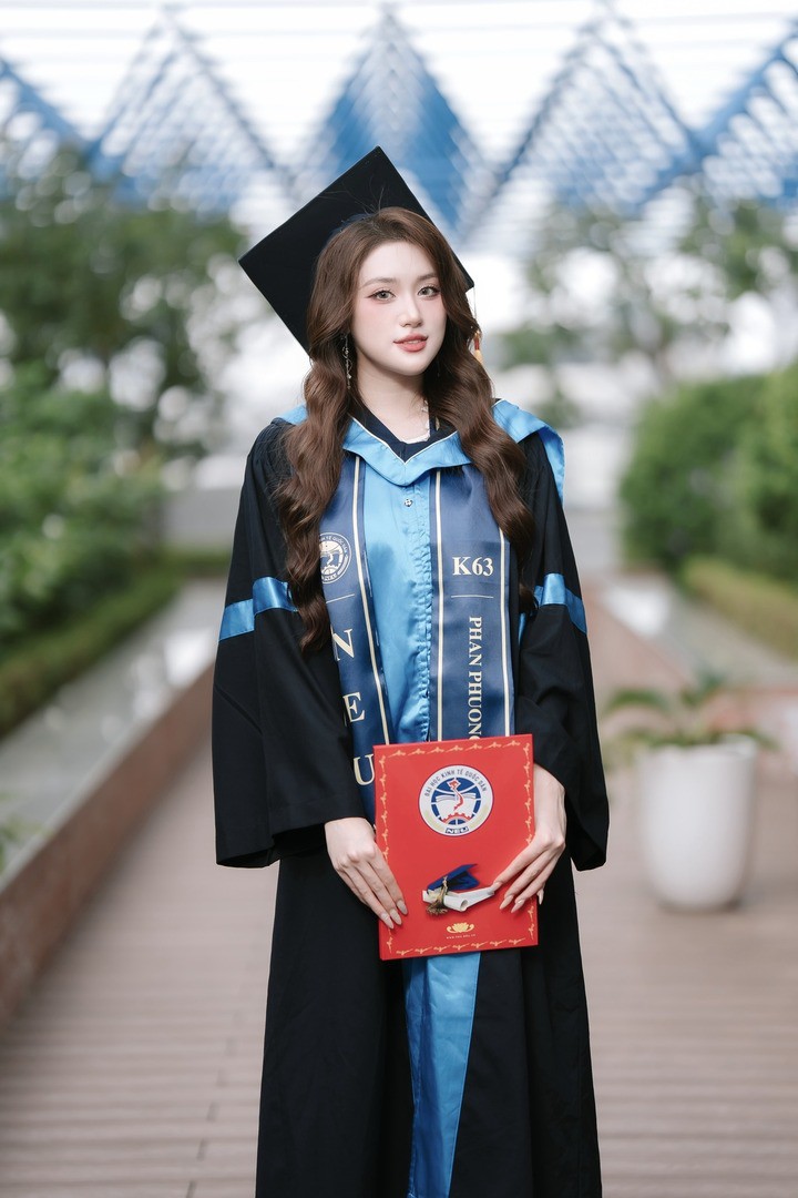 Những nàng hậu Miss World Vietnam sở hữu học vấn ấn tượng 3 Phương Oanh đạt IELTS 7.5 và có chứng chỉ tiếng Trung HSK 3. Bên cạnh học tập, người đẹp còn tích cực tham gia hoạt động ngoại khóa khi là đại sứ truyền thông của các chương trình sinh viên như Global Volunteer – AIESEC, Bản Lĩnh Marketer, Nghệ Rối… Cô cũng từng là Chủ tịch CLB Phan Đình Phùng Dance Club và cùng đội giành Quán quân High School Best Dance Crew 2020.