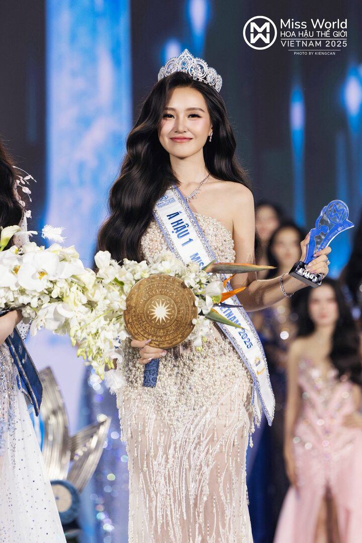 Những nàng hậu Miss World Vietnam sở hữu học vấn ấn tượng 4 Á hậu 1 Miss World Vietnam Lê Phương Khánh Như hiện là sinh viên năm cuối khoa Du lịch, Đại học Kinh tế TP.HCM. Khánh Như hoạt động nổi bật trong lĩnh vực dẫn chương trình với vai trò MC song ngữ, từng cộng tác với Tổng Lãnh sự quán Đức tại TP.HCM và nhiều thương hiệu nổi tiếng.