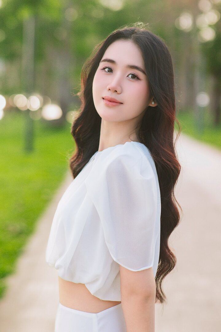 Những nàng hậu Miss World Vietnam sở hữu học vấn ấn tượng 7 Tâm Như đang là sinh viên Đại học FPT Đà Nẵng, đạt học bổng 30% cho toàn khóa học và danh hiệu sinh viên giỏi 4 kỳ liên tiếp. Cô cũng đăng quang Hoa khôi Đại học FPT Đà Nẵng 2024. Ngoài ra, người đẹp tích cực tham gia các dự án cộng đồng như sáng lập dự án “English Makes Life – Tiếng Anh cho em”, tham gia dự án “SafeEdu” về phòng chống ma túy và bạo lực học đường, đồng thời cùng đội thi giành giải Nhì toàn quốc cuộc thi “Trường học không ma túy 2024”.