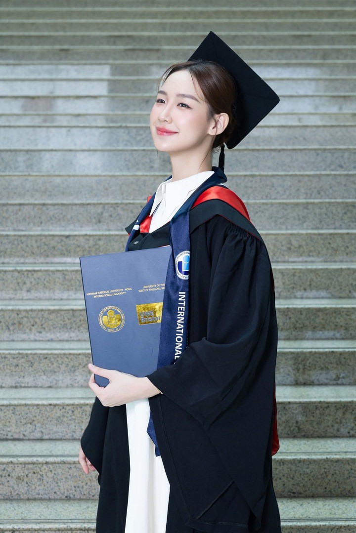 Những nàng hậu Miss World Vietnam sở hữu học vấn ấn tượng 9 Xuất phát điểm với ngôi Á hậu 1 Miss World Vietnam 2022, Lê Nguyễn Bảo Ngọc được đánh giá là mỹ nhân có trình độ học vấn nổi trội hơn cả. Năm 2025, cô tốt nghiệp đại học loại giỏi, ngành Quản trị kinh doanh, chương trình đào tạo liên kết giữa trường Đại học Quốc tế và Đại học West of England (Anh). Trước đó, người đẹp gây ấn tượng khi nhận được học bổng 10.000 AUD của Đại học New South Wales (Australia), học bổng SEED do chính phủ Canada tài trợ, học bổng Nhà lãnh đạo Liên doanh của Quest Venture Singapore, học bổng từ Đại học Quốc gia Singapore... Về năng lực ngoại ngữ, nàng hậu sở hữu IELTS 8.0.