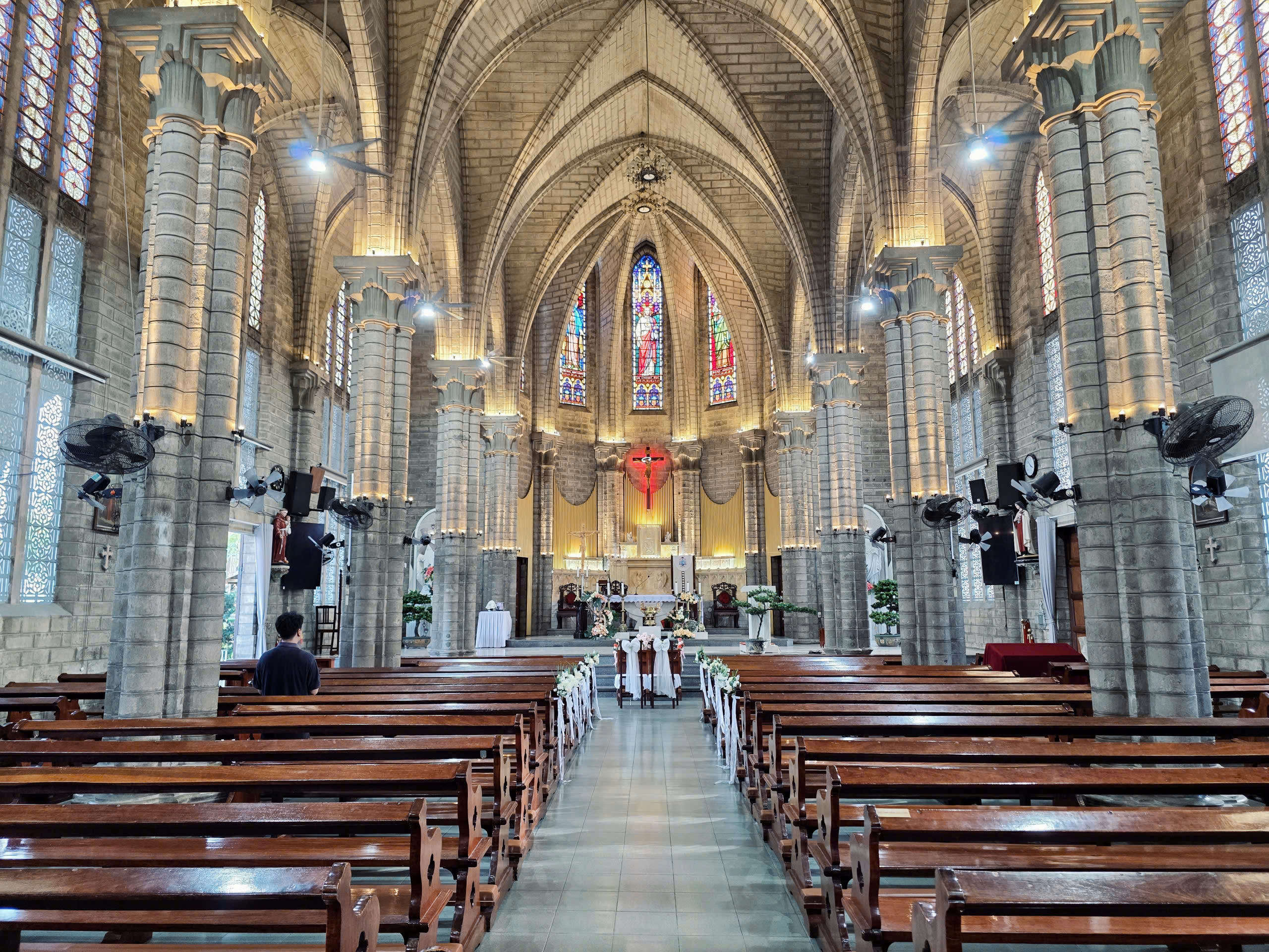 Nhà thờ Chánh tòa Nha Trang - Ngọn tháp đá vươn giữa trời biển- Ảnh 2.