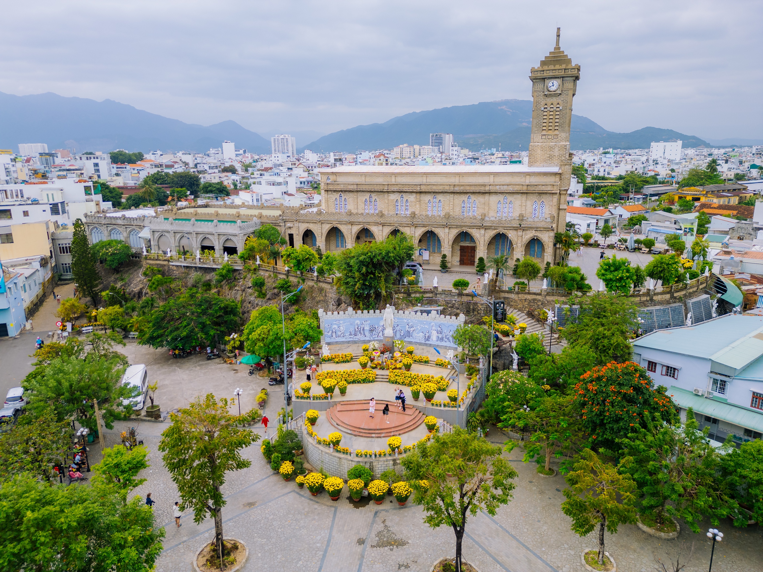 Nhà thờ Chánh tòa Nha Trang - Ngọn tháp đá vươn giữa trời biển- Ảnh 3.