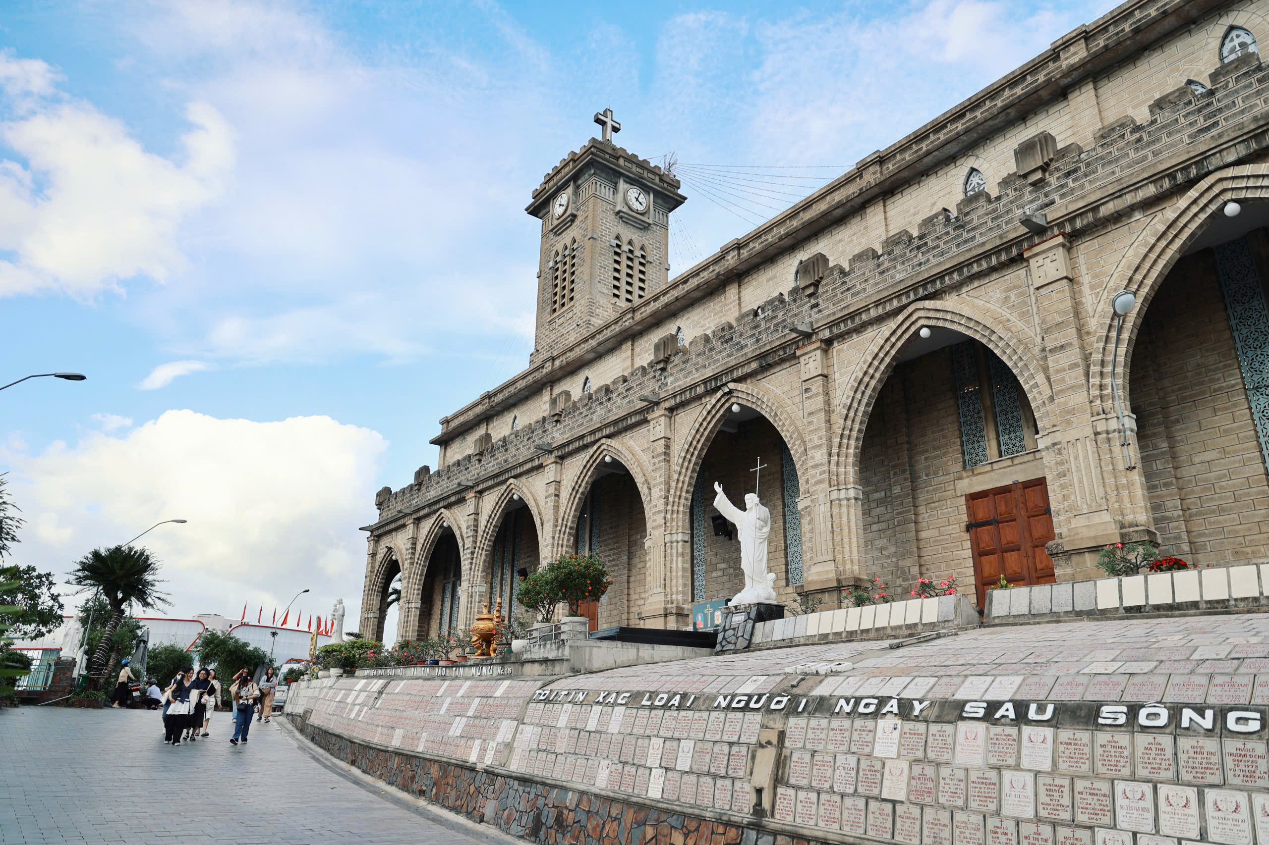 Nhà thờ Chánh tòa Nha Trang - Ngọn tháp đá vươn giữa trời biển- Ảnh 4.