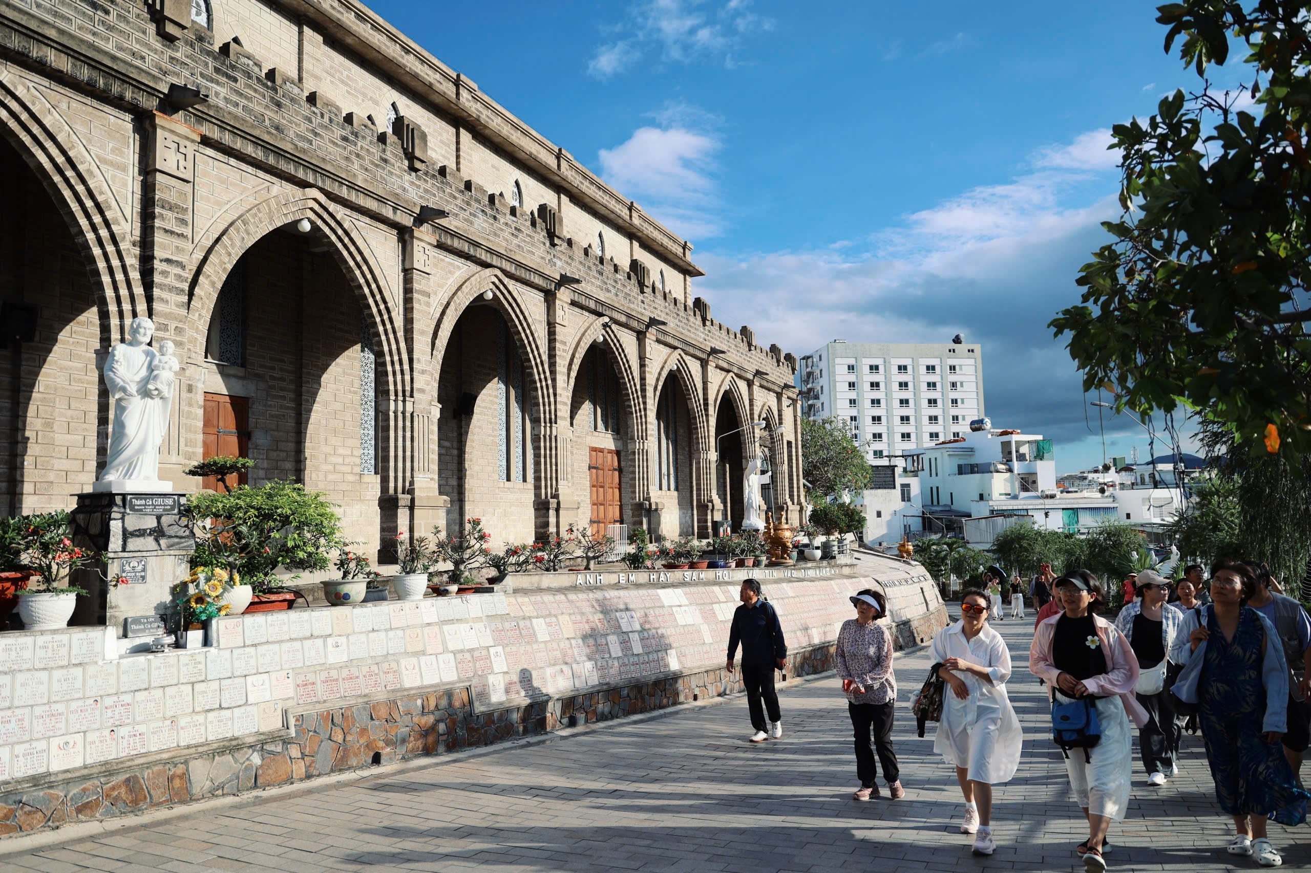 Nhà thờ Chánh tòa Nha Trang - Ngọn tháp đá vươn giữa trời biển- Ảnh 6.