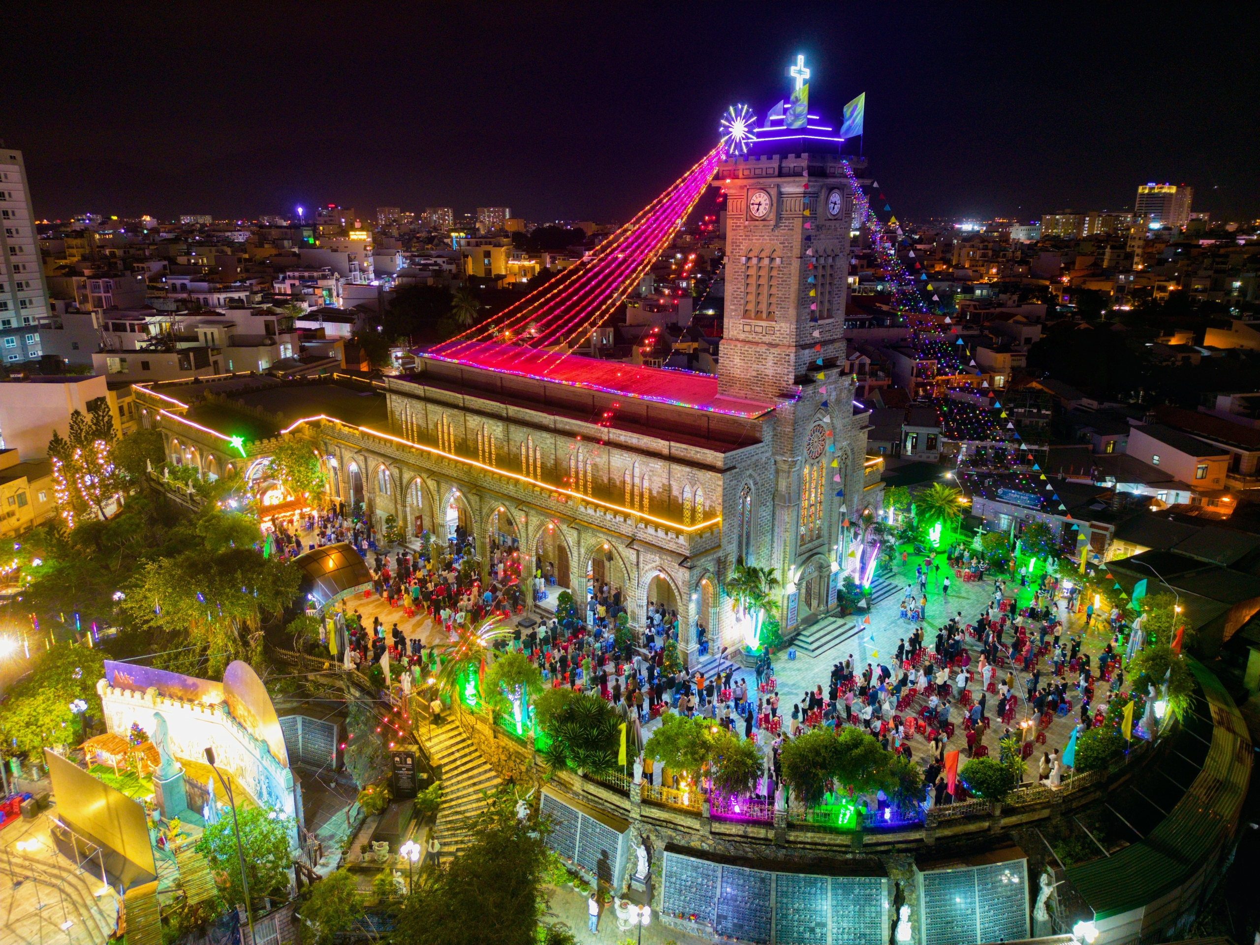 Nhà thờ Chánh tòa Nha Trang - Ngọn tháp đá vươn giữa trời biển- Ảnh 8.