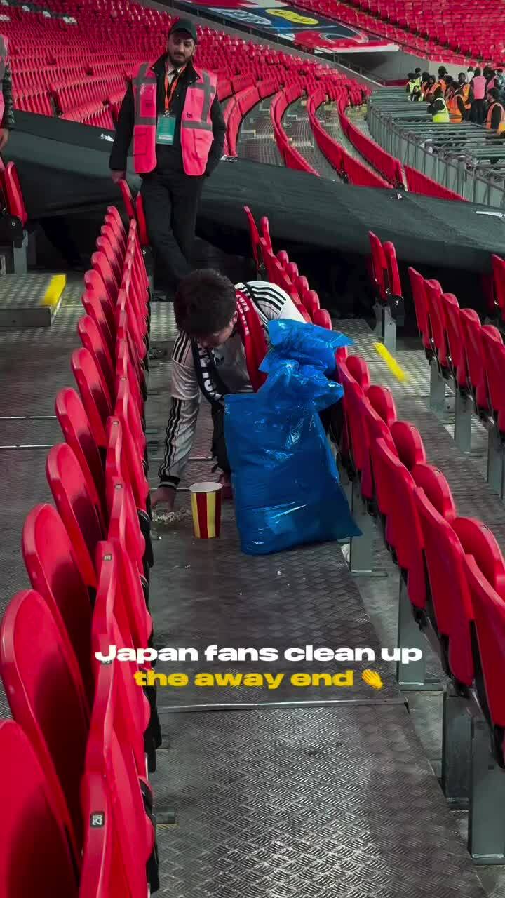 CĐV Nhật Bản được sân Wembley tôn vinh hành động nhặt rác