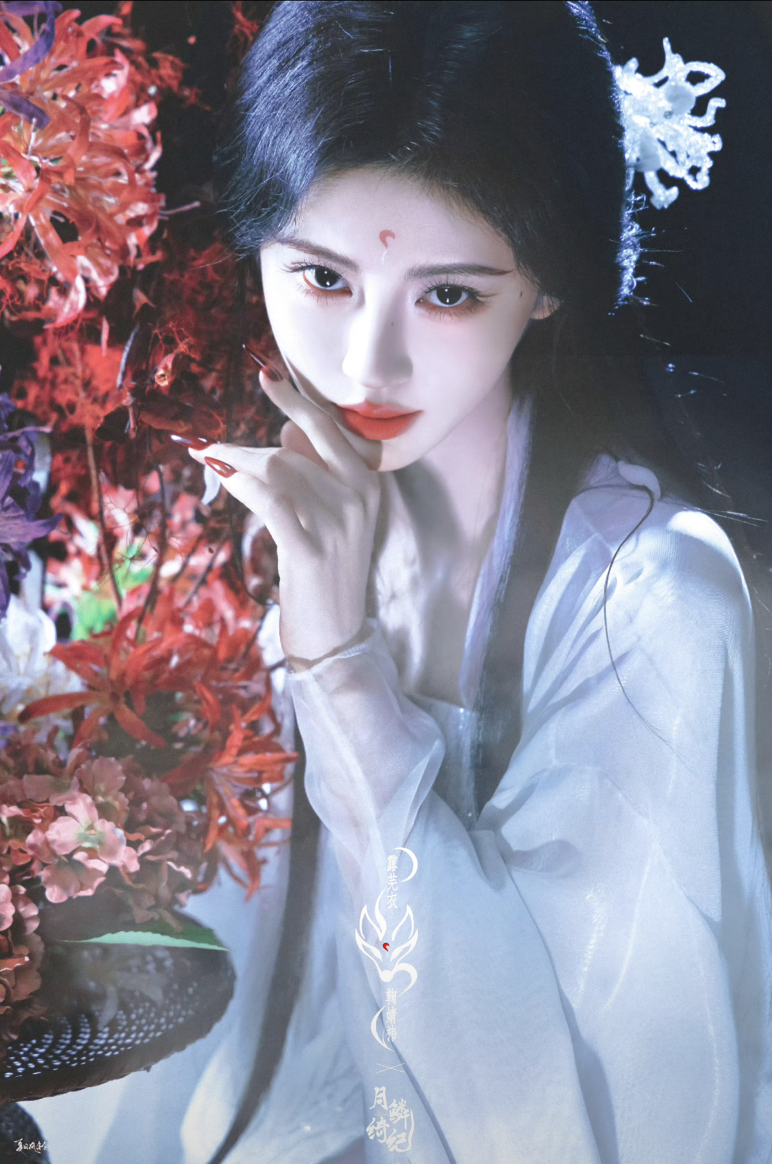 Sống mấy chục năm chưa thấy ai trang điểm lố cỡ này: Phấn son lòe loẹt 