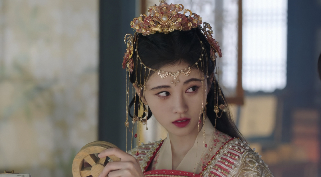 Sống mấy chục năm chưa thấy ai trang điểm lố cỡ này: Phấn son lòe loẹt 