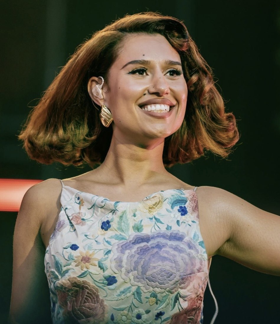 Mỹ nhân có album hay nhất thế giới hiện tại: Làm nền cho sao hạng A mãi mới nổi tiếng, hát vang toả 3 SVĐ còn nghe- Ảnh 5.