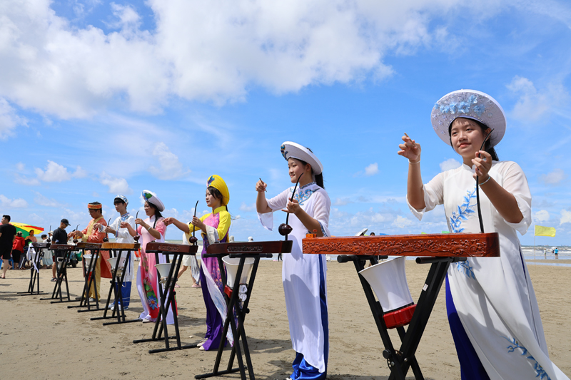 Khách Việt tới Trung Quốc sững người vì cảnh quá quen: Phụ nữ mặc áo dài, đàn bầu vang lên giữa làng- Ảnh 3. Khách Việt tới Trung Quốc sững người vì cảnh quá quen: Phụ nữ mặc áo dài, đàn bầu vang lên giữa làng- Ảnh 3.