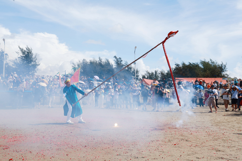 Khách Việt tới Trung Quốc sững người vì cảnh quá quen: Phụ nữ mặc áo dài, đàn bầu vang lên giữa làng- Ảnh 4. Khách Việt tới Trung Quốc sững người vì cảnh quá quen: Phụ nữ mặc áo dài, đàn bầu vang lên giữa làng- Ảnh 4.