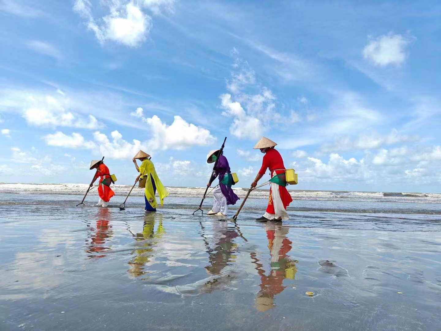 Khách Việt tới Trung Quốc sững người vì cảnh quá quen: Phụ nữ mặc áo dài, đàn bầu vang lên giữa làng- Ảnh 5. Khách Việt tới Trung Quốc sững người vì cảnh quá quen: Phụ nữ mặc áo dài, đàn bầu vang lên giữa làng- Ảnh 5.