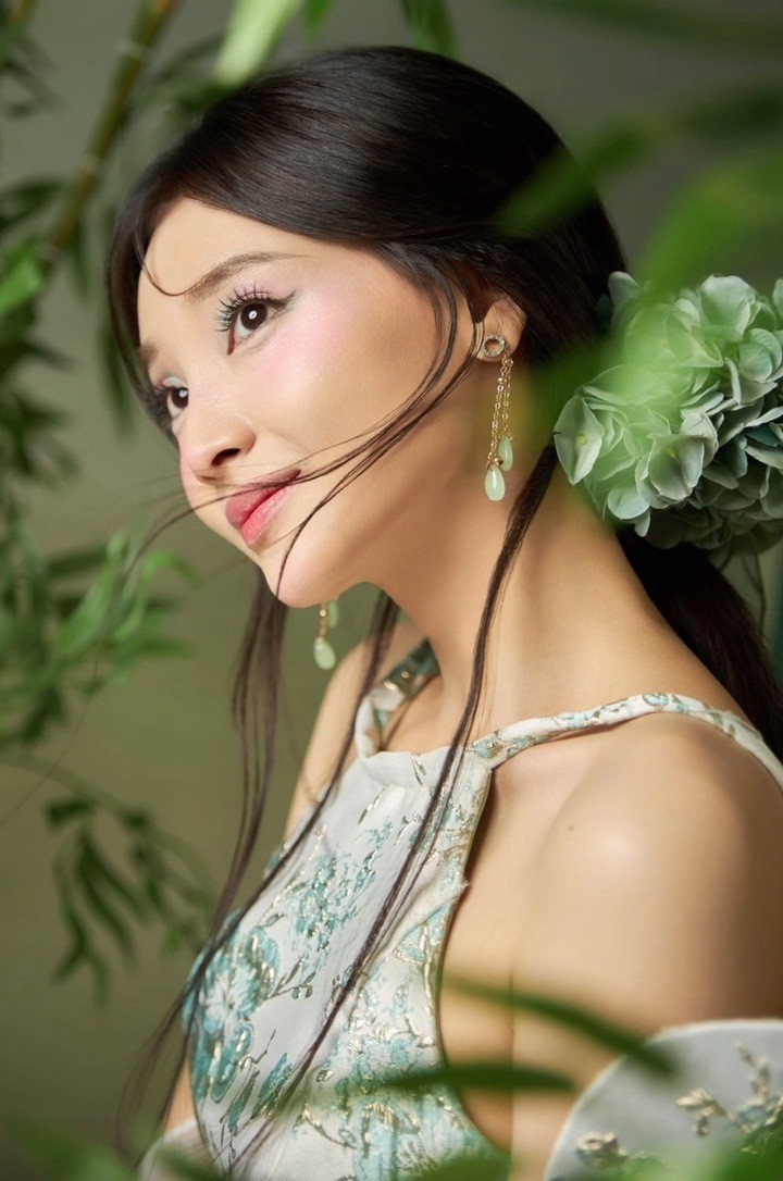 Trần Ngọc Hương sinh năm 2001, quê Vĩnh Long, từng theo học Đại học Sân khấu - Điện ảnh TP.HCM.