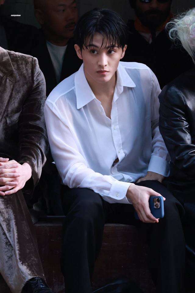 Show Maison Margiela Thu/Đông 2026 gây bão MXH: Hứa Quang Hán cũng có mặt, model catwalk gần như không thấy đường- Ảnh 2.