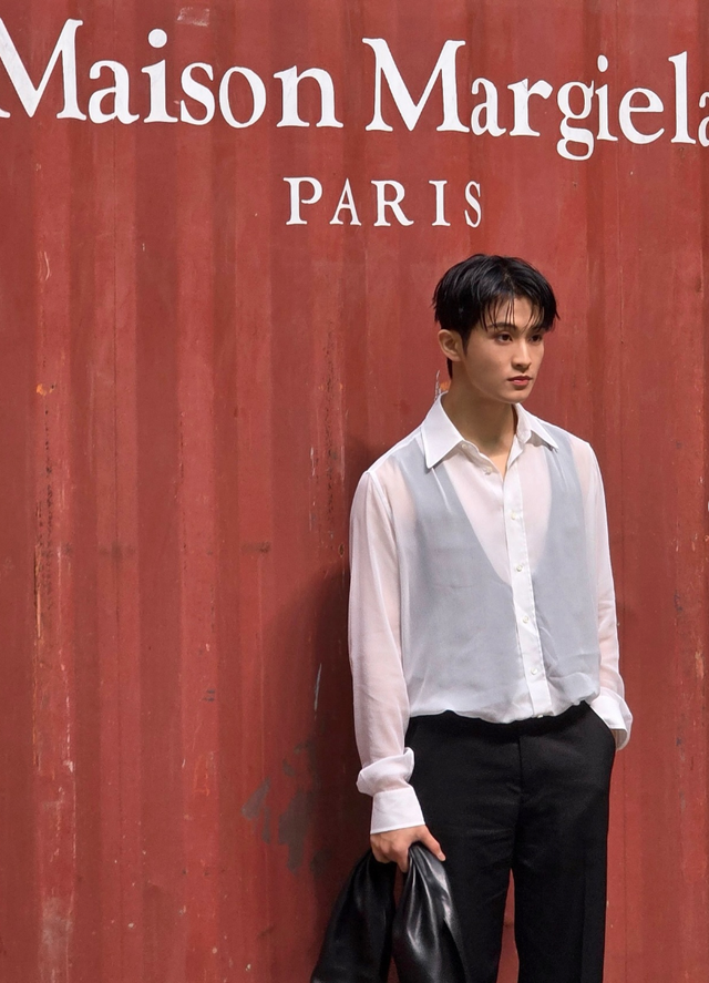 Show Maison Margiela Thu/Đông 2026 gây bão MXH: Hứa Quang Hán cũng có mặt, model catwalk gần như không thấy đường- Ảnh 3.