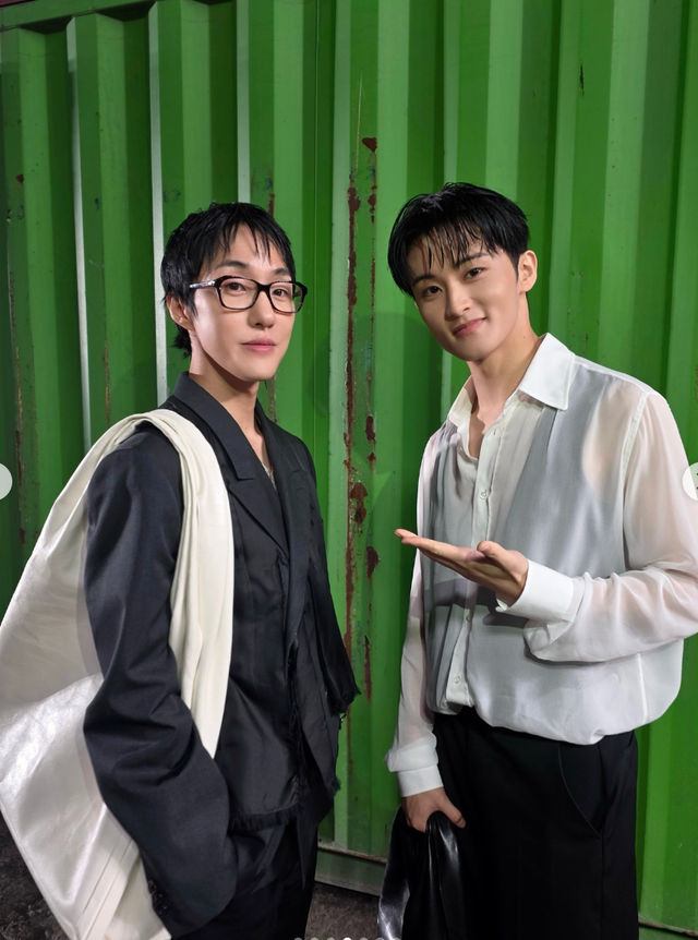 Show Maison Margiela Thu/Đông 2026 gây bão MXH: Hứa Quang Hán cũng có mặt, model catwalk gần như không thấy đường- Ảnh 4.